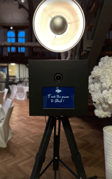 Schwarze Fotobox im eleganten Design, ideal für Hochzeiten, Firmenfeiern und private Veranstaltungen.