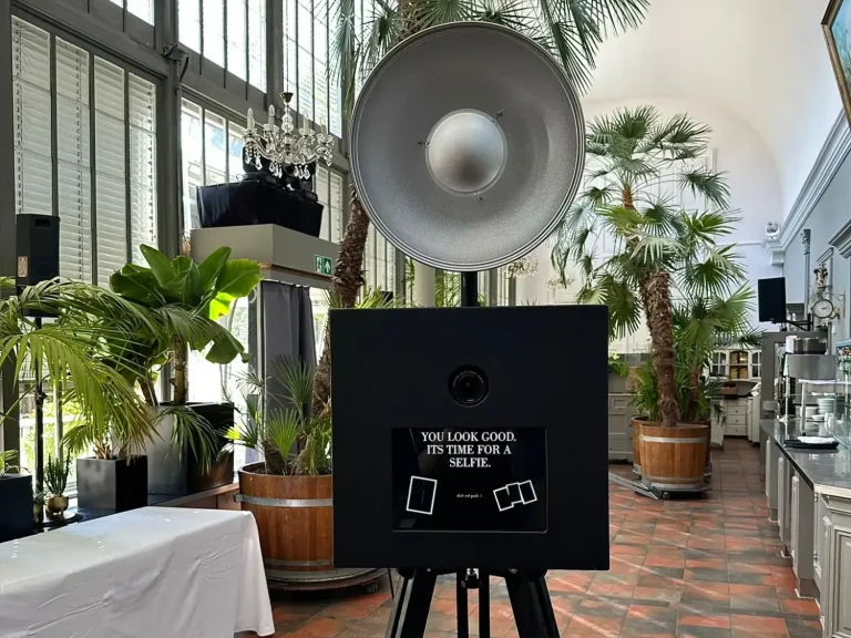 Schwarze Fotobox mit Blitzlicht im Palmenhaus, Pasing Schloss Nymphenburg, ideal für Hochzeiten und Firmenfeiern