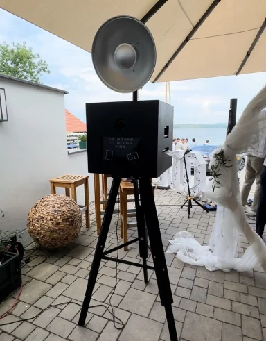 Schwarze Fotobox mit Blick auf den Ammersee, perfekt für Outdoor-Events mit Seepanorama.